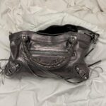 🩷🍒Preowned RARE BALENCIAGA METALLIC SILVER CITY BAG🩷🍒 - Image 2